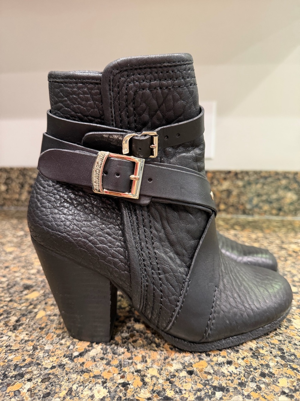 Vince camuto size 5
Women's Black Leather Buckle Ankle Boots